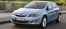 Opel Astra ECG kör på vägen som elbilsbil. (AI text)