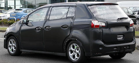 En Toyota Aygo parkerad framför en byggnad. (AI text)