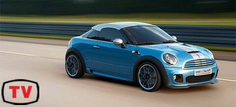 En blå Mini Cooper S kör nerför vägen. (AI text)