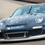 En Porsche GT3 RS racerbil kör på en bana. (AI text)