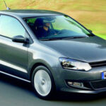 En Volkswagen Polo kör nerför en väg. (AI text)