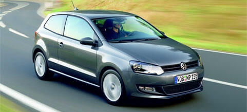 En Volkswagen Polo kör nerför en väg. (AI text)