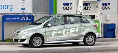 En Mercedes-Benz E-klass parkerad vid en bensinstation. (AI text)