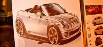 En Mini Cooper cabriolet i en showrum (AI text)