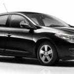 En svart bil på ett vitt bakgrund. (AI text)