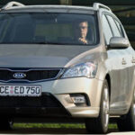 En bil parkerad i en parkeringsplats (AI text)