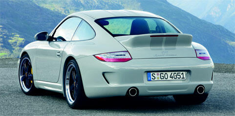 En vit Porsche 911 GTS parkerad på en bergsväg. (AI text)