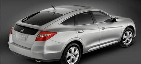 En silverfärgad Honda Crosstour (AI text)