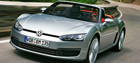 En silverfärgad Volkswagen Golf kör längs en väg. (AI text)