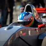 En racebil kör nerför gatan. (AI text)