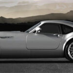 En silverfärgad sportbil i bakgrunden. (AI text)