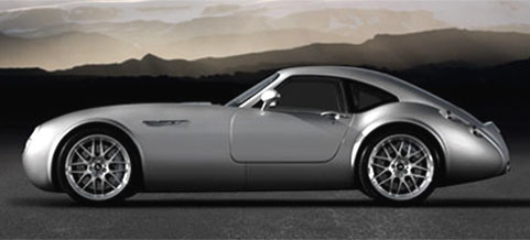 En silverfärgad sportbil i bakgrunden. (AI text)