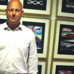 En man står framför en mur av s. (AI text)