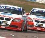 Två BMW M3 på en racerbana. (AI text)