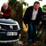 En man står bredvid en bil. (AI text)