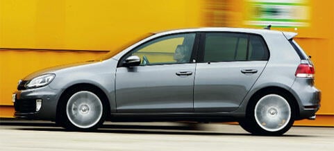 En Volkswagen Golf GTI kör på en gul väg. (AI text)