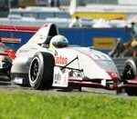 En racebil kör nedför banan. (AI text)