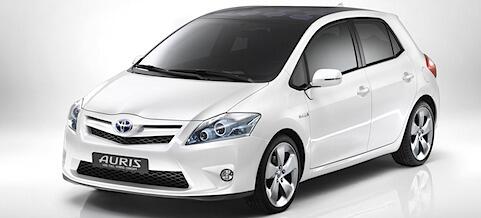 En vit Toyota Auris mot en vit bakgrund. (AI text)