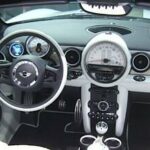 En vit och svart konvertibilstol med svart inredning (AI text)