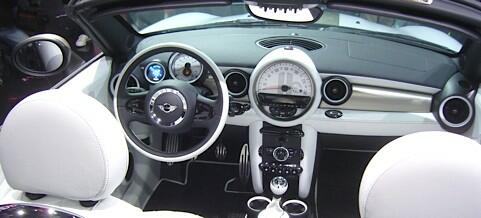 En vit och svart konvertibilstol med svart inredning (AI text)