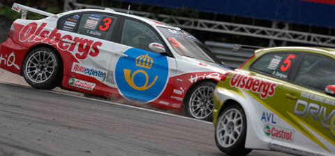 Två bilar tävlar på en bana. (AI text)