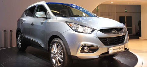 En bil visas i en showrum (AI text)