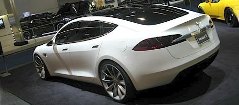 Tesla Model S utställd på Tesla Motors utställning (AI text)