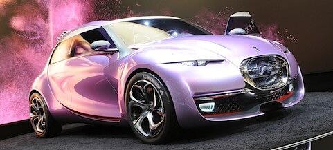 En bil visas upp på bilsalongen. (AI text)