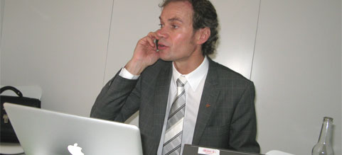 En man pratar på sin mobiltelefon. (AI text)