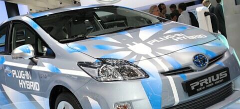 En Toyota Prius-hybrid visas upp på en bilmesse. (AI text)