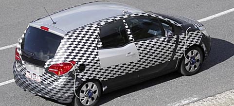 En liten bil står parkerad vid vägens kant. (AI text)