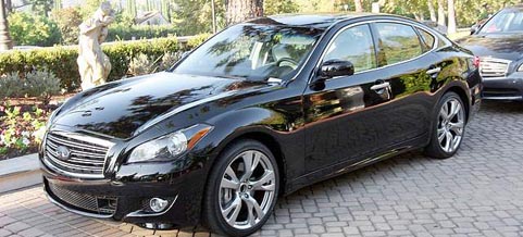 En svart Infiniti parkerad i en uppfart. (AI text)