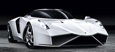 En vit sportbil i en mörk parkeringsplats. (AI text)