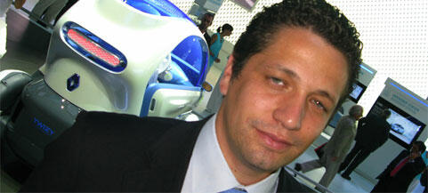 En man i kostym och slips står bredvid en bil. (AI text)