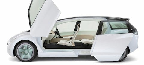 En vit bil med öppna dörrar. (AI text)