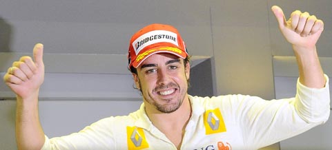 Formel 1-föraren firar segern efter att ha vunnit världsmästerskapet. (AI text)