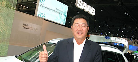 En man i kostym står bredvid en bil. (AI text)