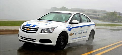 Chevrolet Cruze kör genom regnet. (AI text)