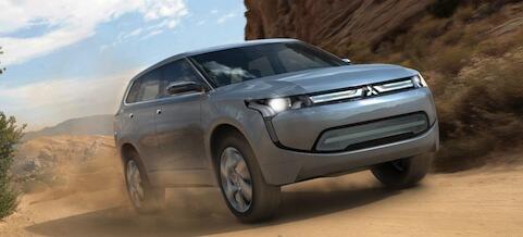 En silverfärgad SUV kör längs en grusväg. (AI text)