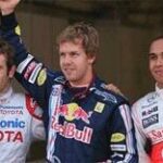 en grupp racerförare står på en poddium (AI text)