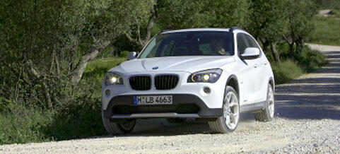 BMW X1 kör nedför en grusväg (AI text)