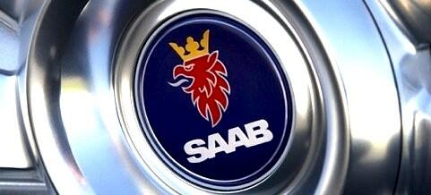 En Saab-logotyp på däckets yta på en bil (AI text)