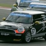 En Mini Cooper GT tävlar på en racerbana. (AI text)