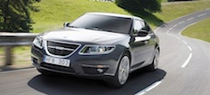En Saab 9-3 körande längs en väg. (AI text)