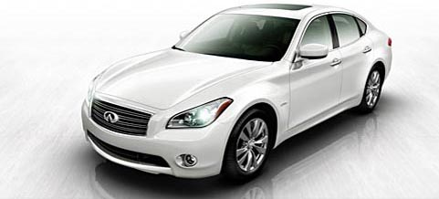 En vit Infiniti Q50 sedan (AI text)