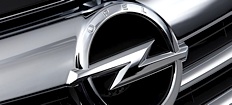 Opel-logotypen syns på ratten på en bil. (AI text)