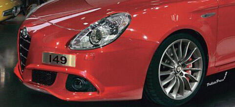 En röd Alfa Romeo GT parkerad i en garage. (AI text)