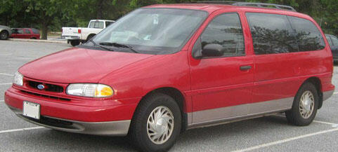 En röd Ford Mondeo parkerad i en parkeringsplats. (AI text)