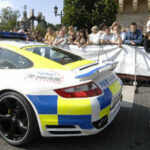 En Porsche 911 CSS körs ner gatan längs. (AI text)