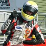 en racer i hjälm och racingoverall (AI text)